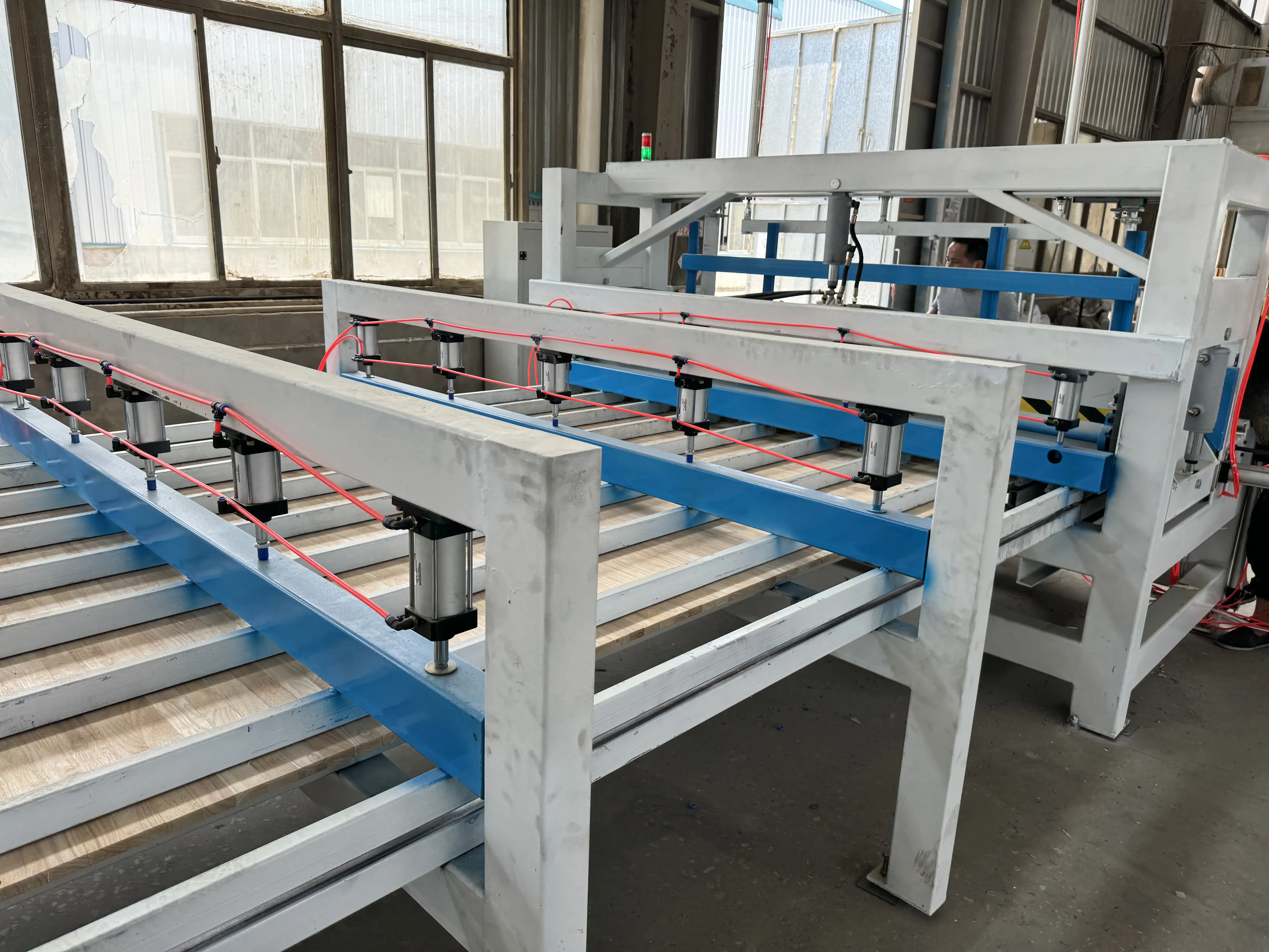 線條拼板機：直拼板機 專注細(xì)長型材加工的專用拼板設(shè)備